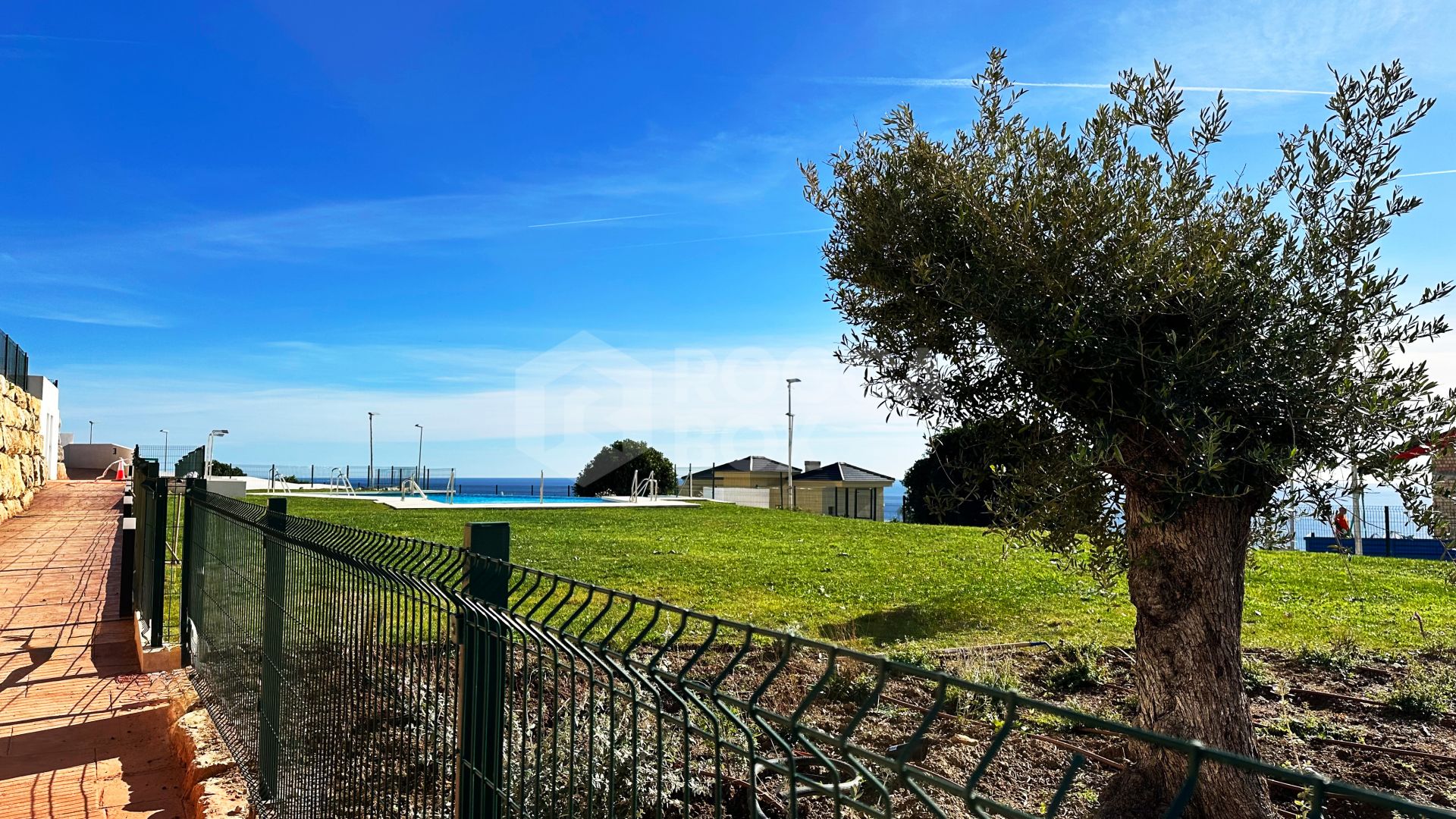 Azata Delmare - Casares Costa - Apartments with spectacular sea views. Strategically located 250m from the beach, Azata Delmare is a complex of 74 apartments of 2 and 3 bedrooms.