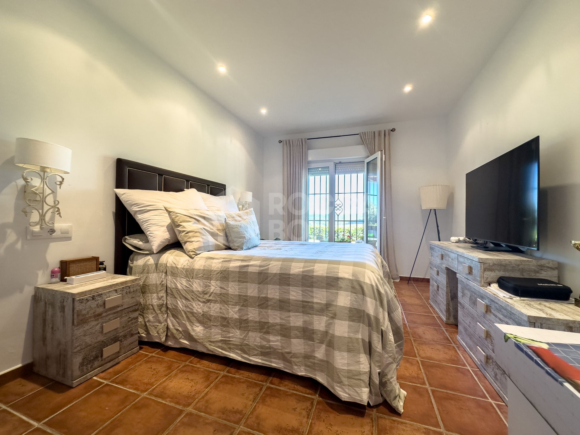 Andalucian Villa in Duquesa with panoramic golf views!