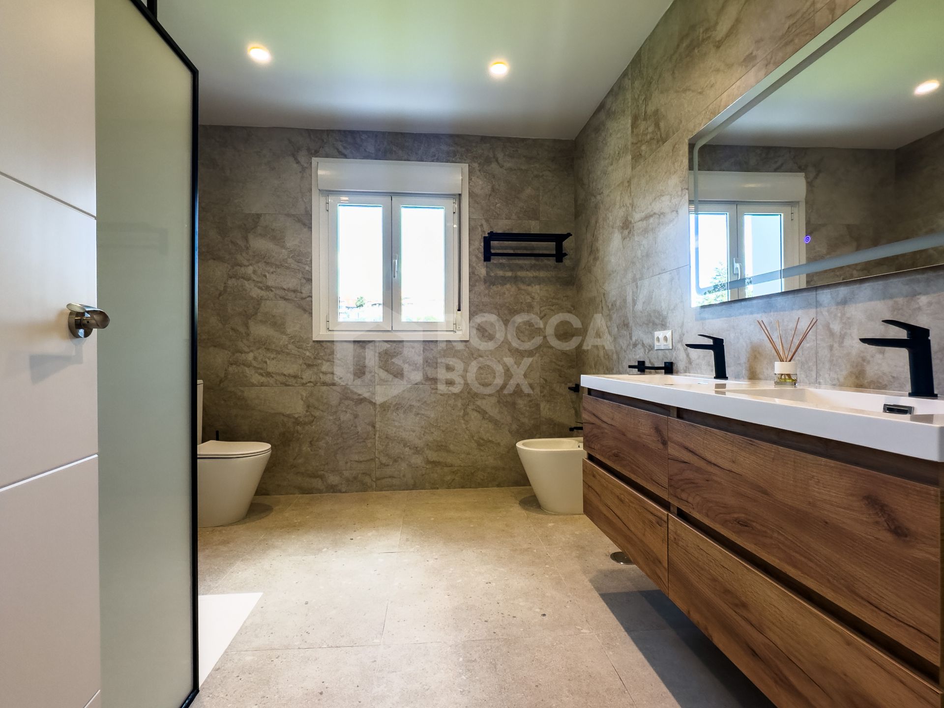 CHARMING AND UNIQUE Luxury Modern Villa