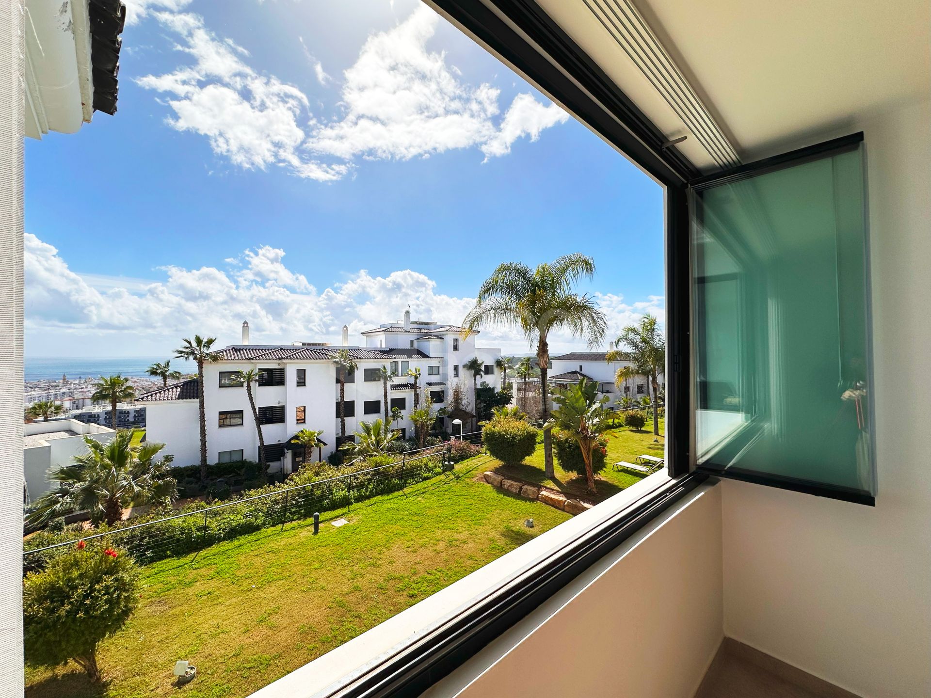 Luxury apartment in Mirador Estepona Hills Phase I, Costa del Sol.
