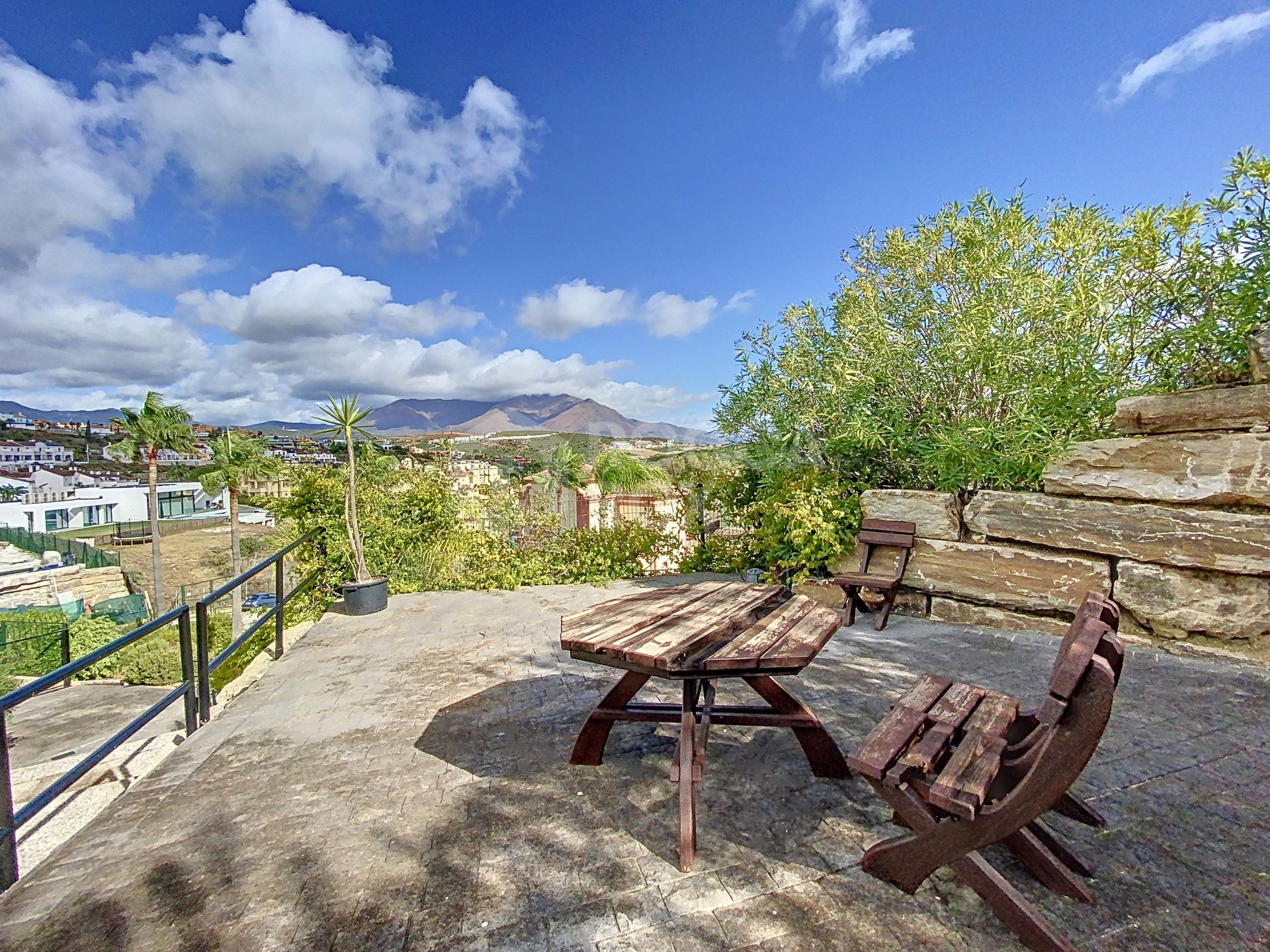 Great apartment with magnificent sea and mountain views in Casares Costa!