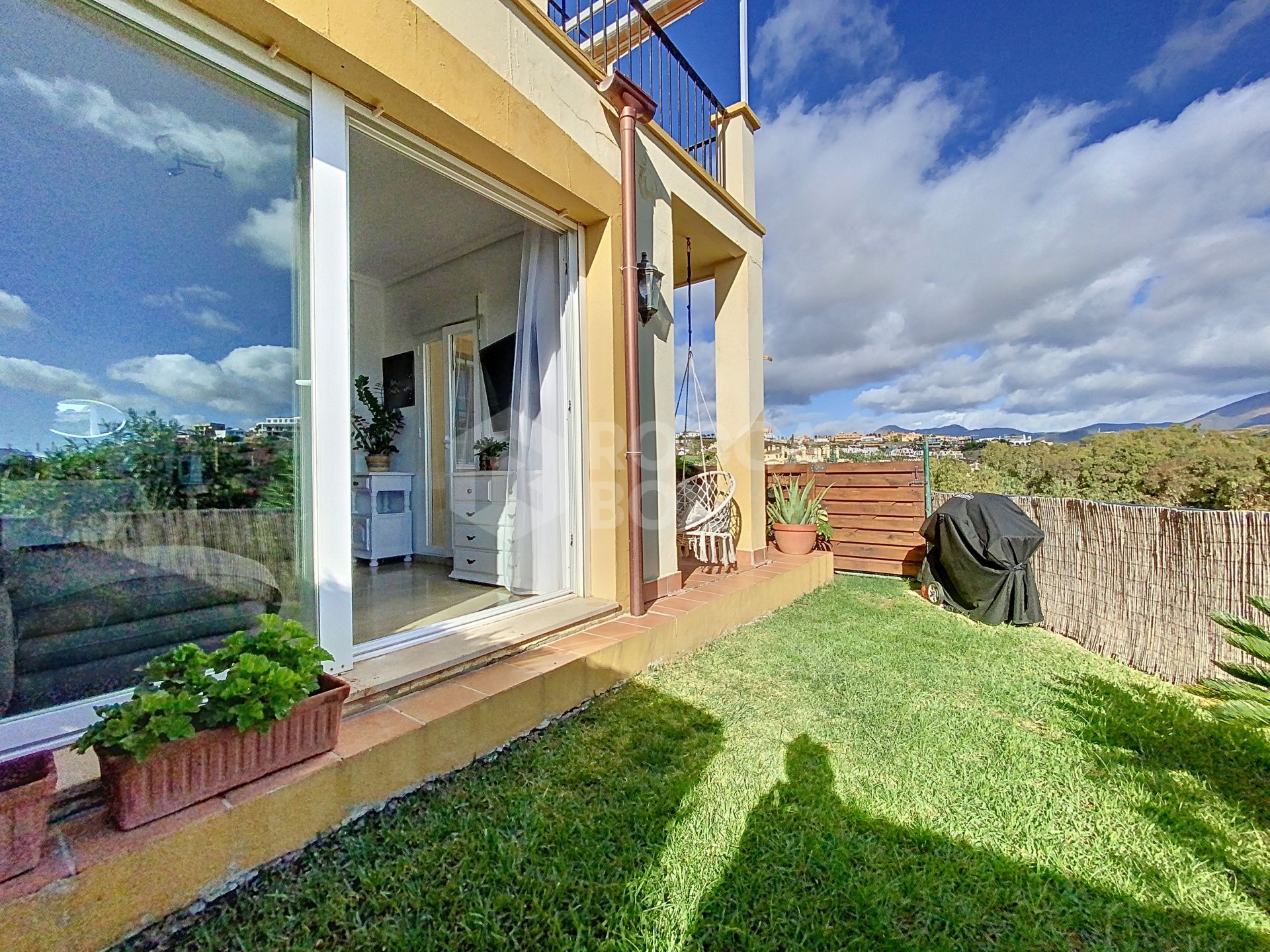 Great apartment with magnificent sea and mountain views in Casares Costa!