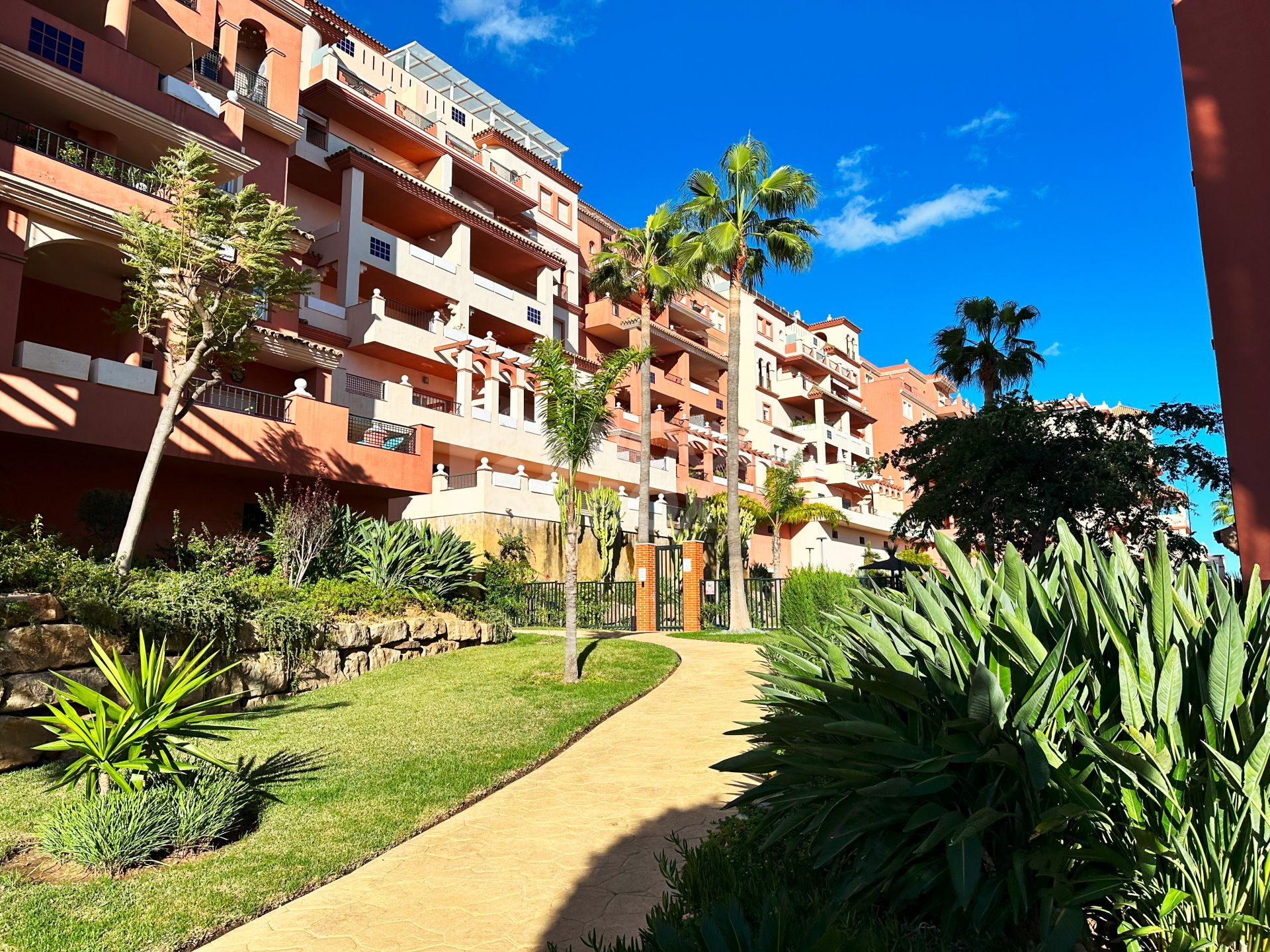 Spectacular Apartment with sea views in Duquesa Regent, Manilva