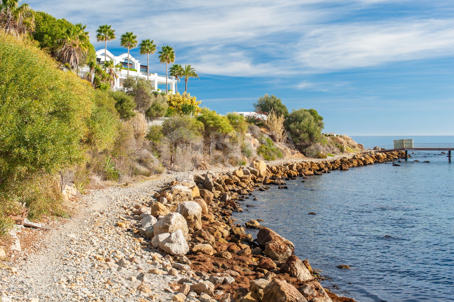 Elegant 3-Bedroom Apartment in Estepona Puerto