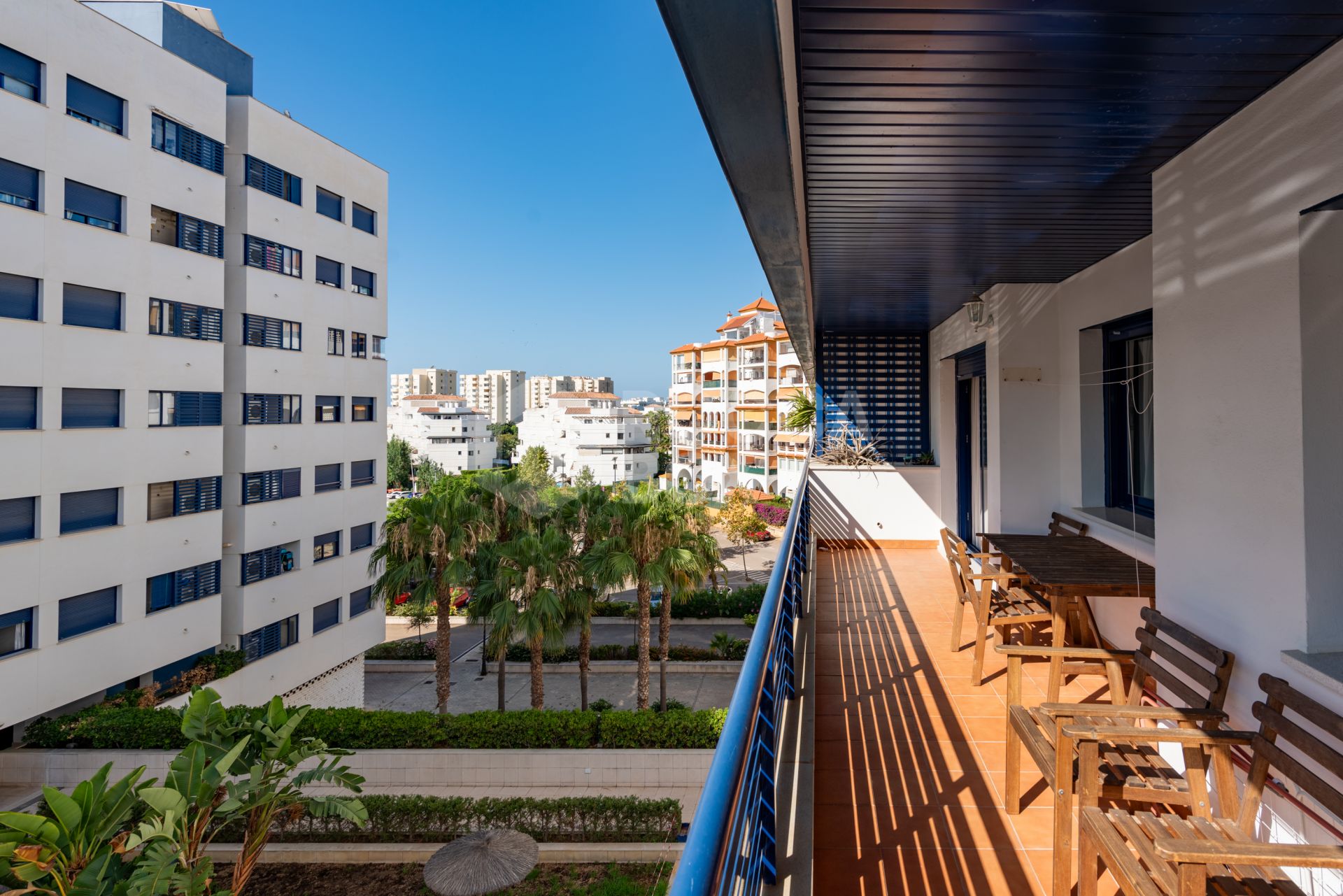 Elegant 3-Bedroom Apartment in Estepona Puerto