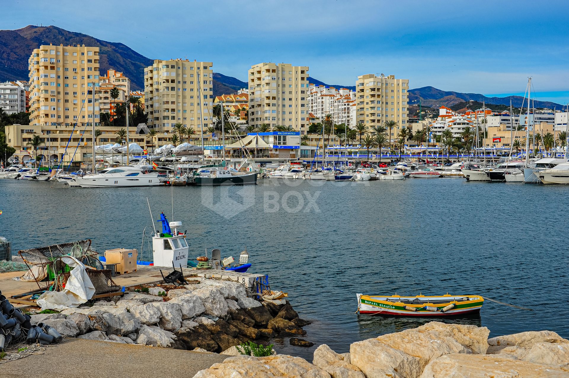 Elegant 3-Bedroom Apartment in Estepona Puerto