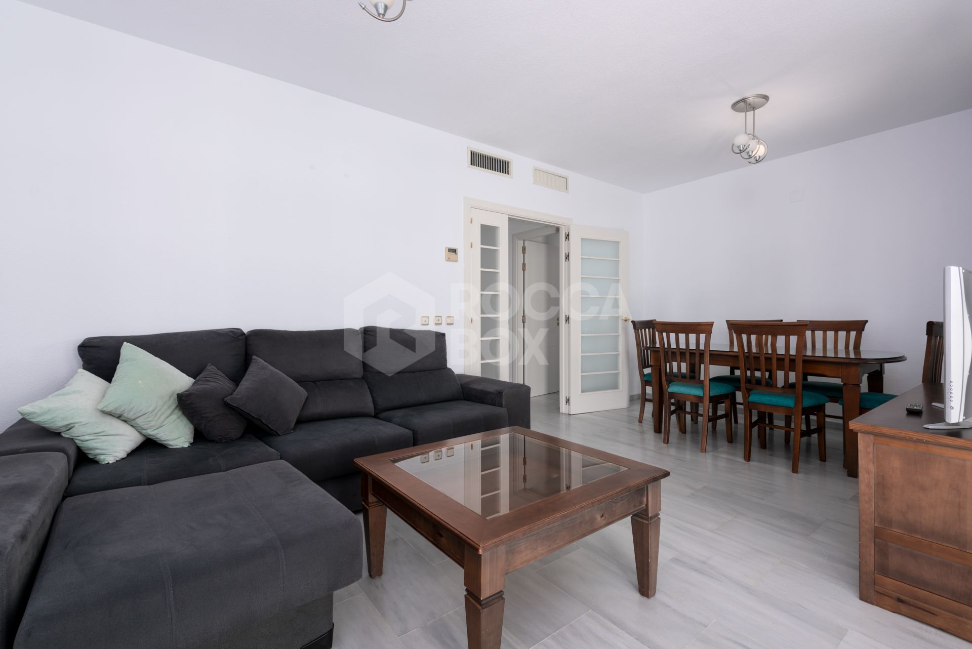 Elegant 3-Bedroom Apartment in Estepona Puerto