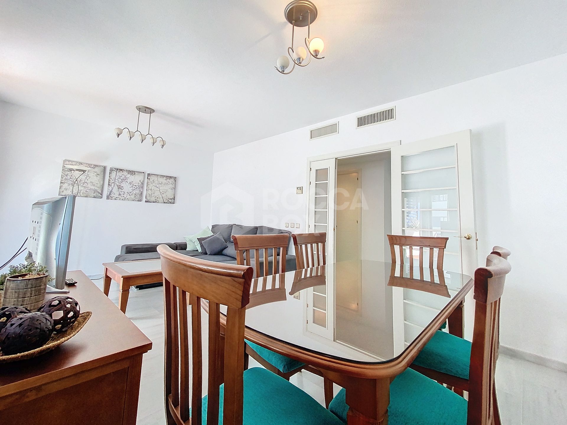 Elegant 3-Bedroom Apartment in Estepona Puerto