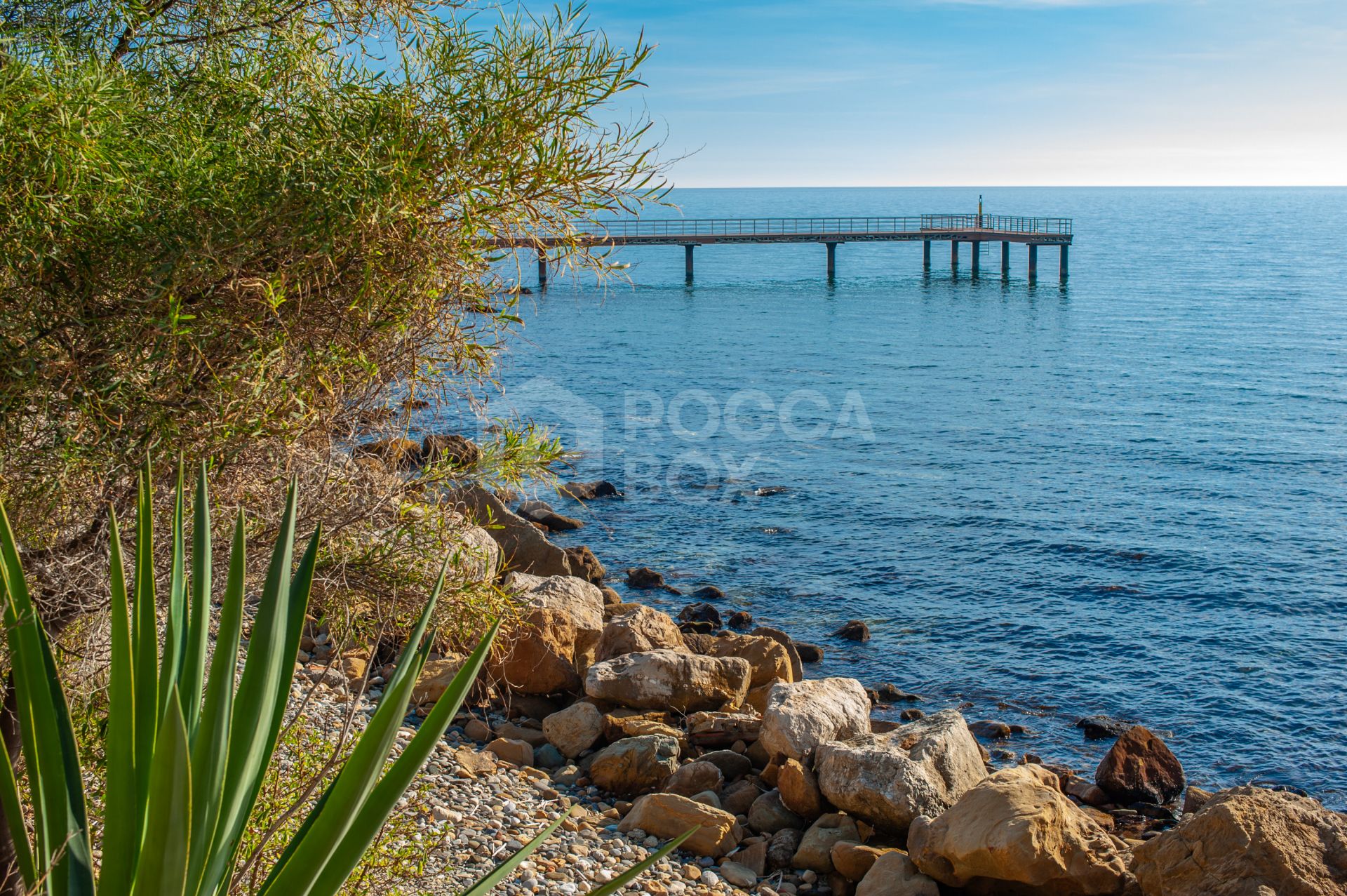 Elegant 3-Bedroom Apartment in Estepona Puerto