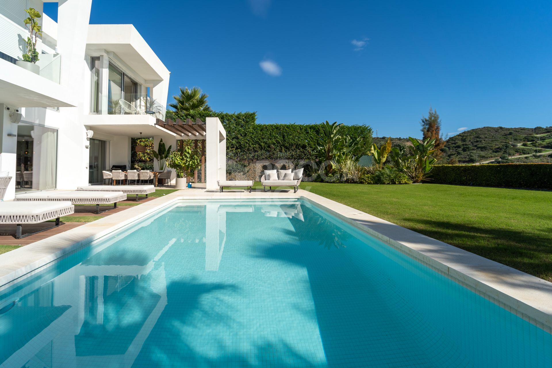 Spectacular Villa in Marbella East: A Frontline Golf Haven