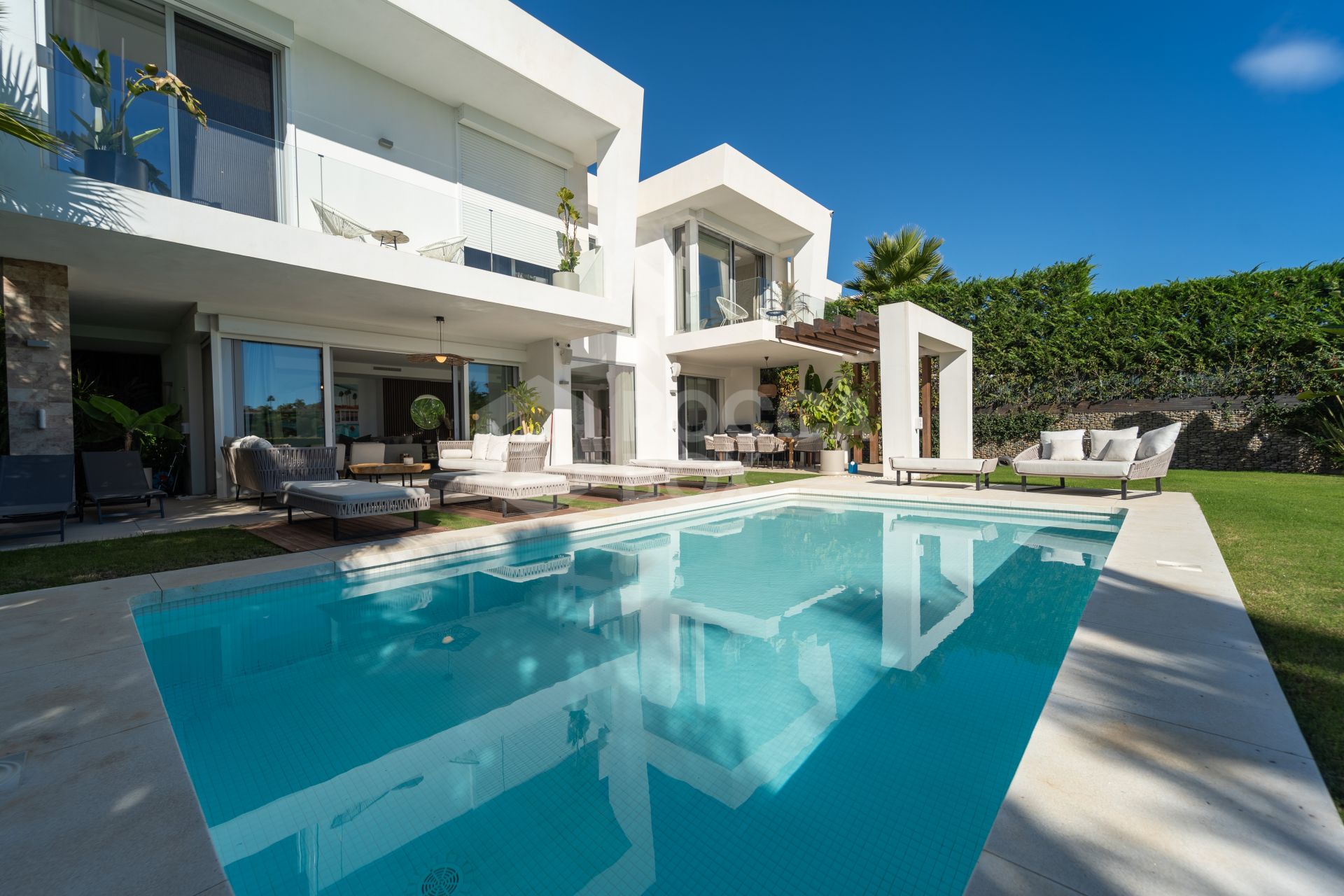 Spectacular Villa in Marbella East: A Frontline Golf Haven