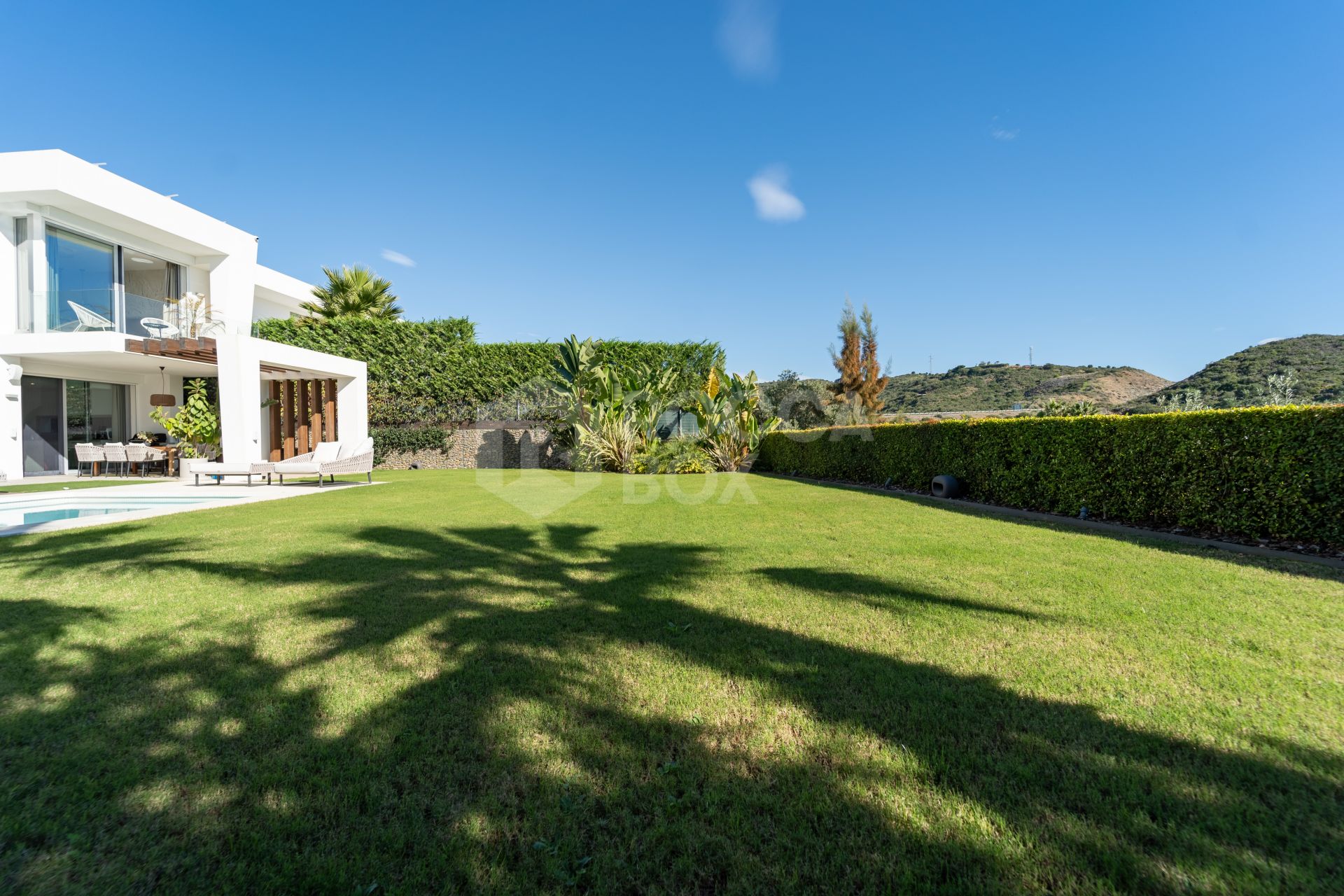 Spectacular Villa in Marbella East: A Frontline Golf Haven