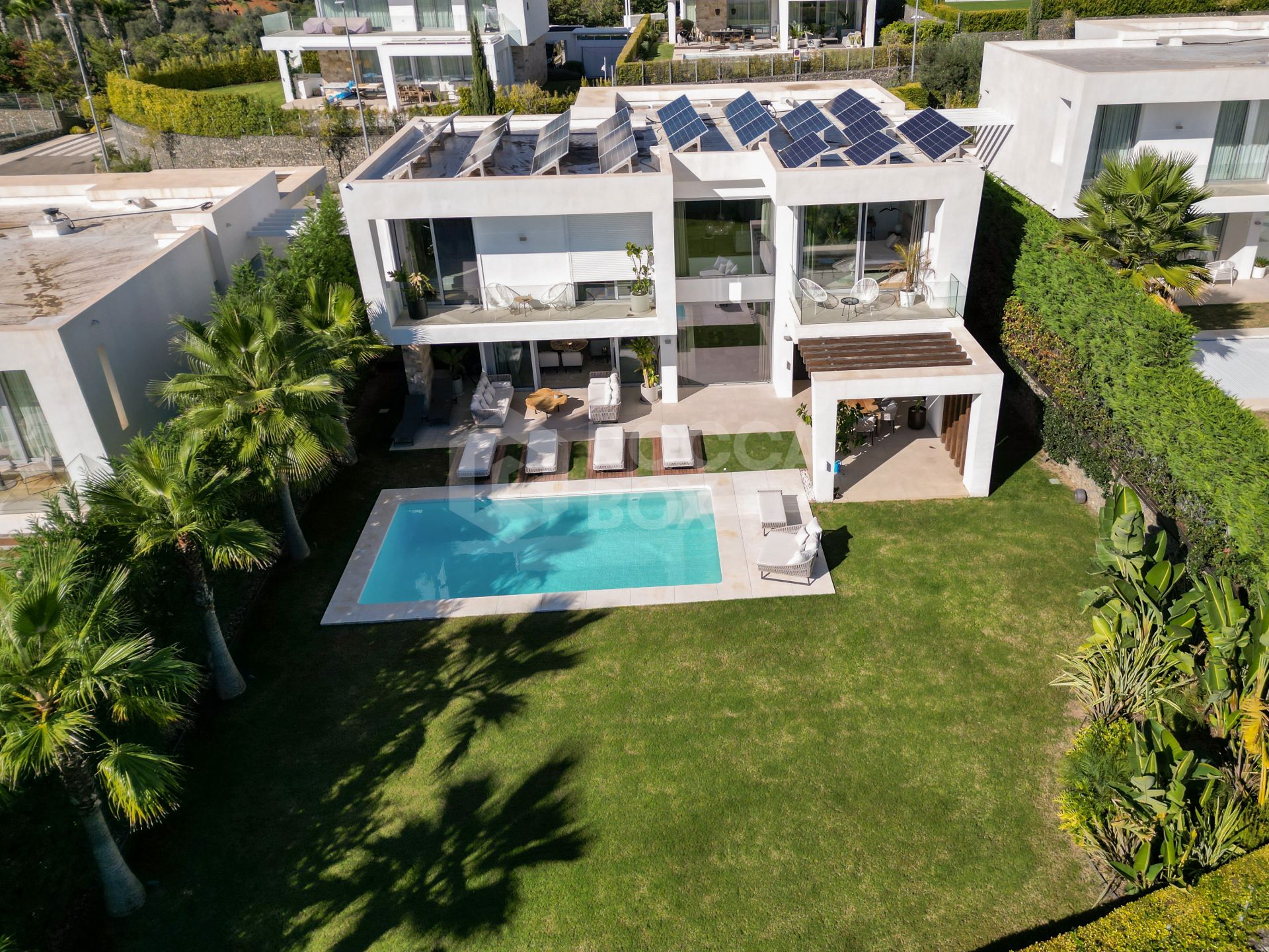 Spectacular Villa in Marbella East: A Frontline Golf Haven