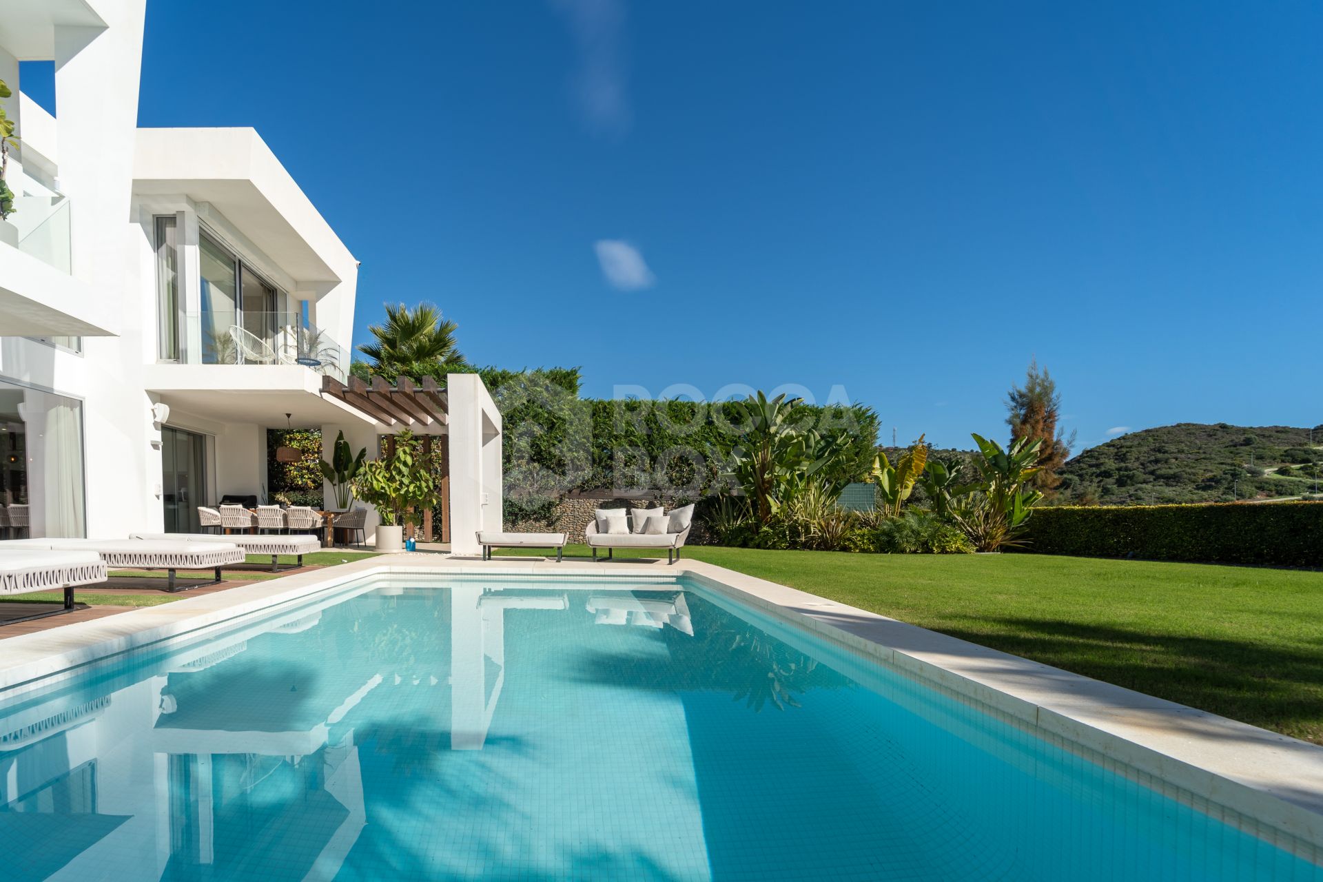 Spectacular Villa in Marbella East: A Frontline Golf Haven