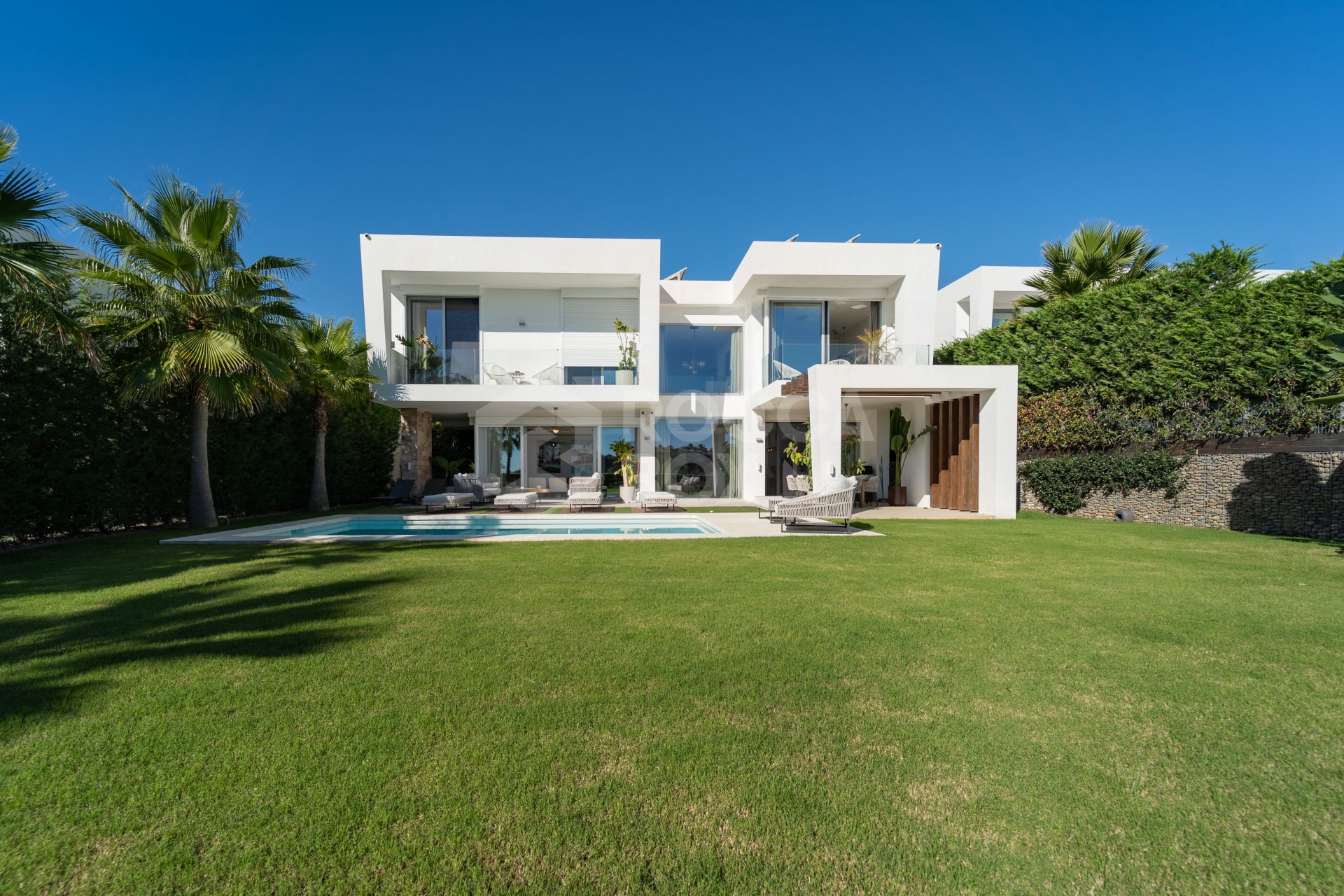 Spectacular Villa in Marbella East: A Frontline Golf Haven