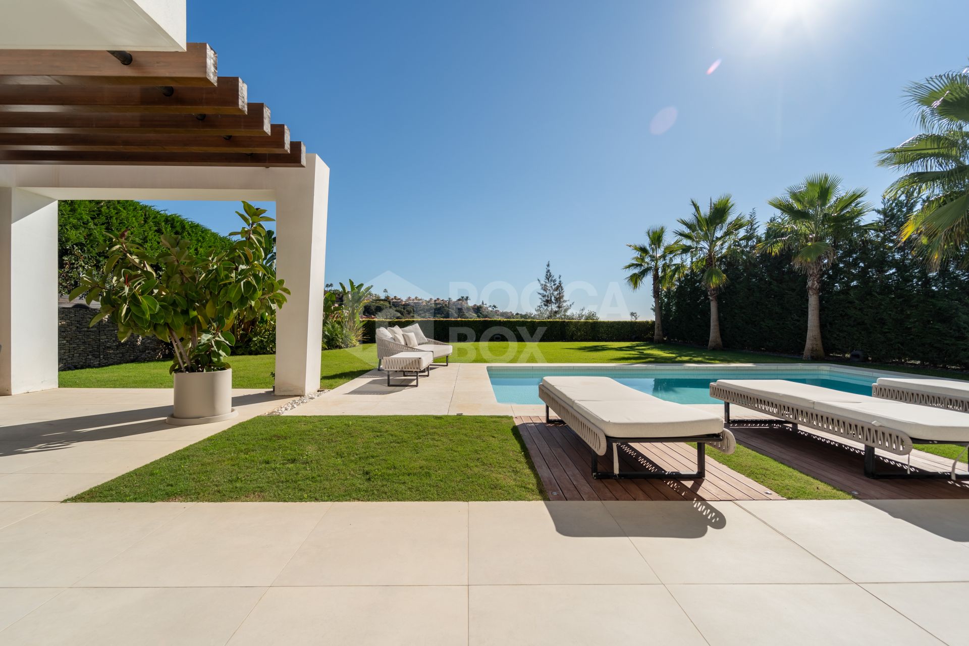 Spectacular Villa in Marbella East: A Frontline Golf Haven