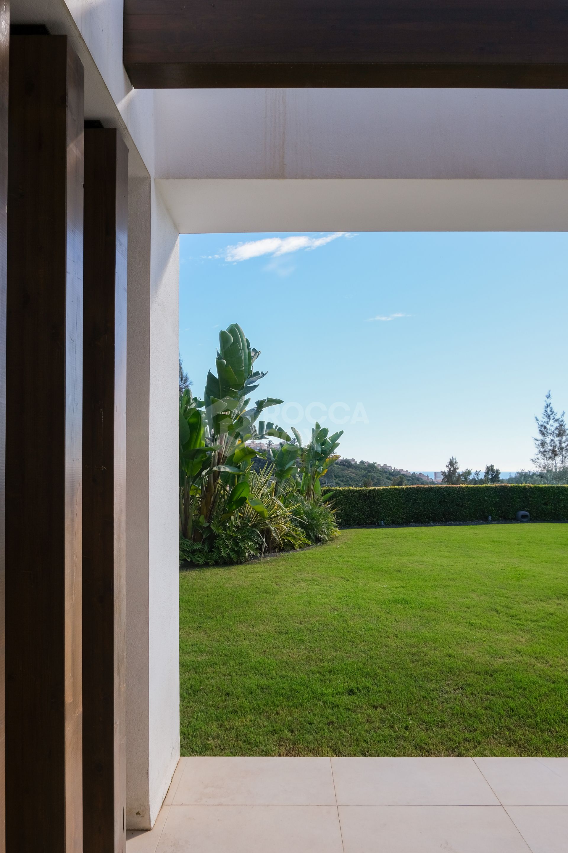 Spectacular Villa in Marbella East: A Frontline Golf Haven