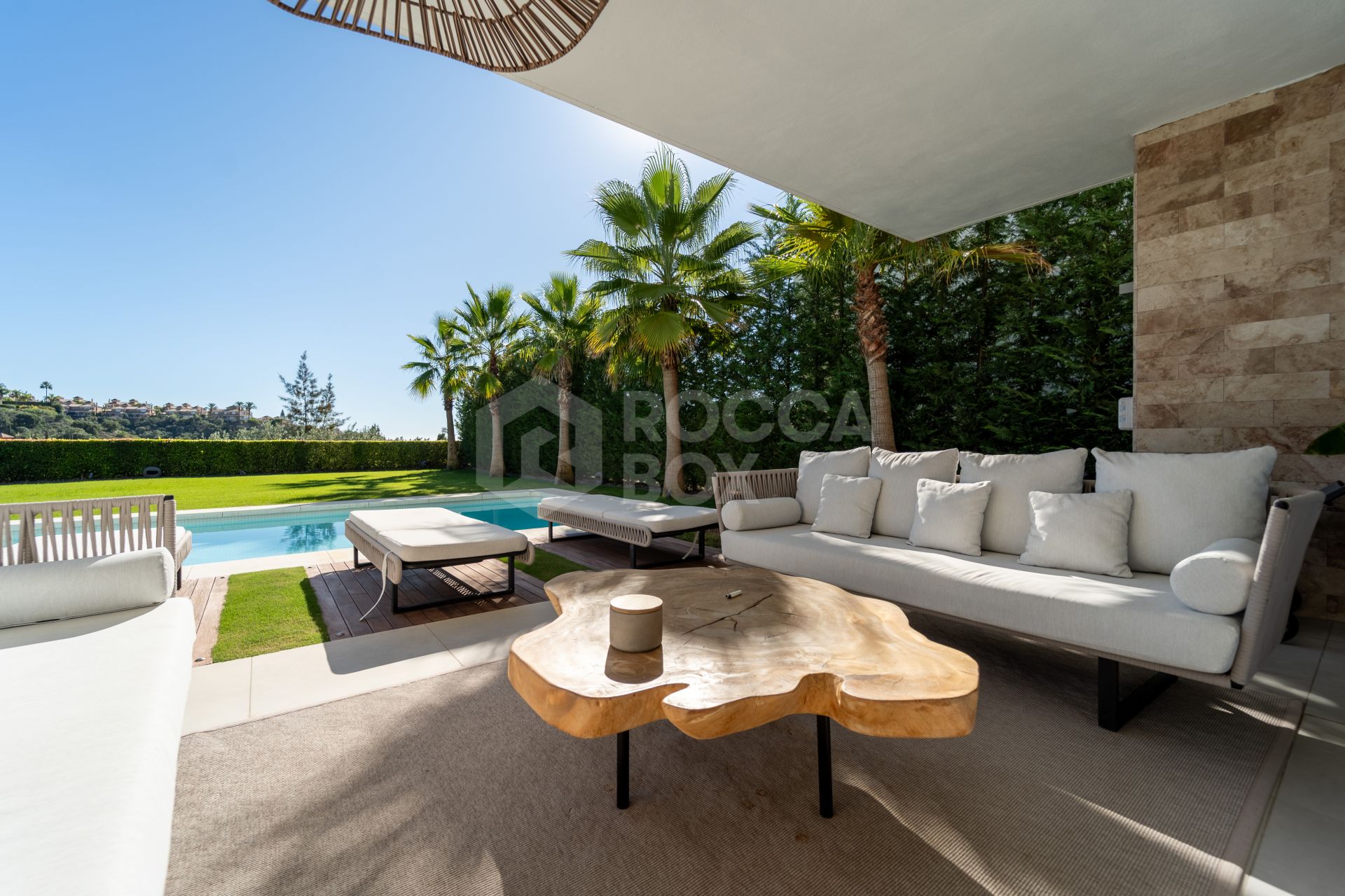 Spectacular Villa in Marbella East: A Frontline Golf Haven