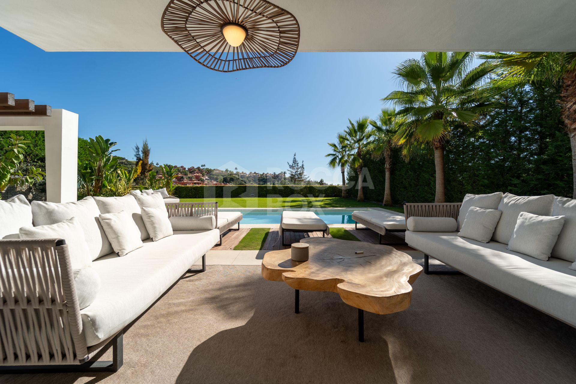 Spectacular Villa in Marbella East: A Frontline Golf Haven