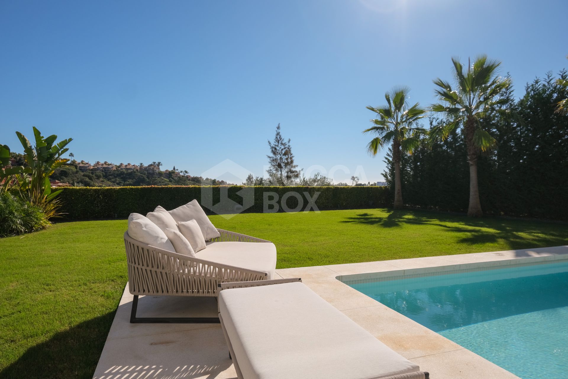 Spectacular Villa in Marbella East: A Frontline Golf Haven