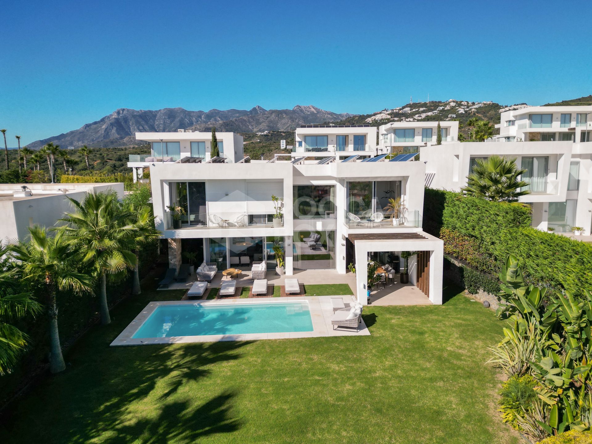 Spectacular Villa in Marbella East: A Frontline Golf Haven