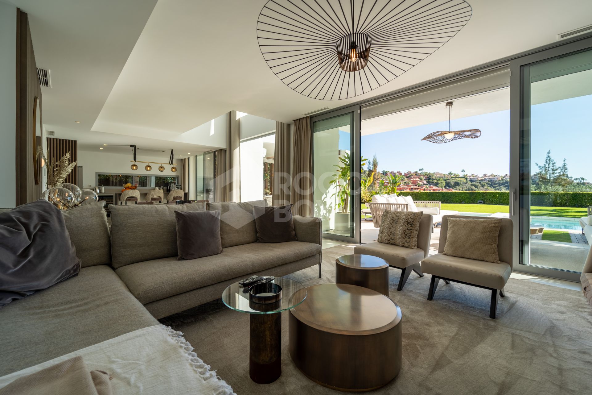 Spectacular Villa in Marbella East: A Frontline Golf Haven