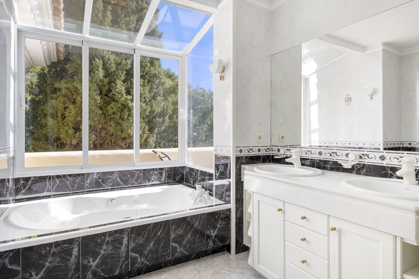 Villa en Hacienda las Chapas, Marbella