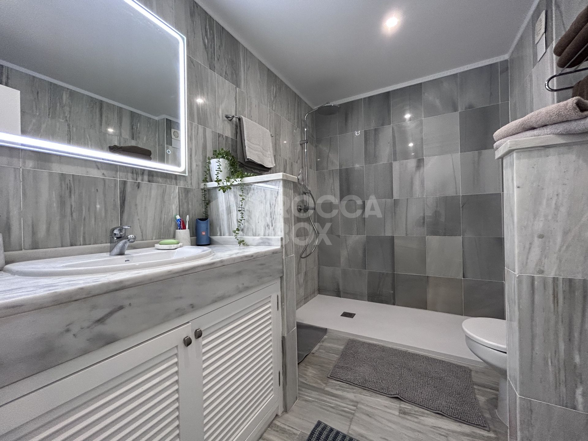 Apartment for sale in Cabopino, Marbella East