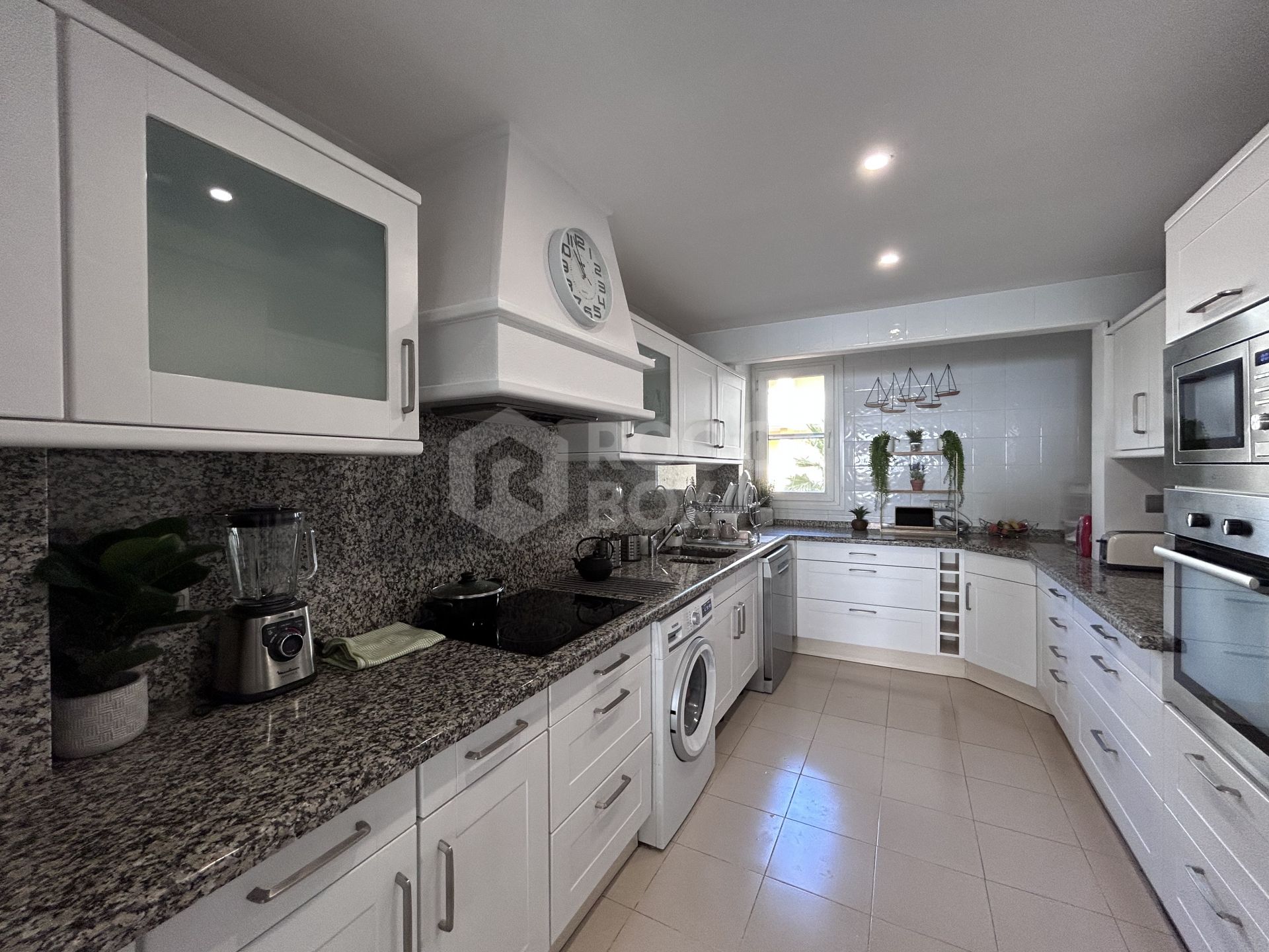 Apartment for sale in Cabopino, Marbella East