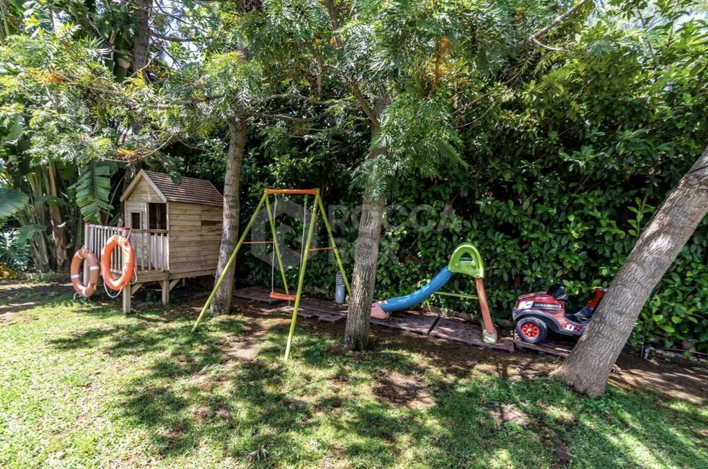 Luxury Villa in Elviria, Marbella – Elegance & Exclusivity by the Golf