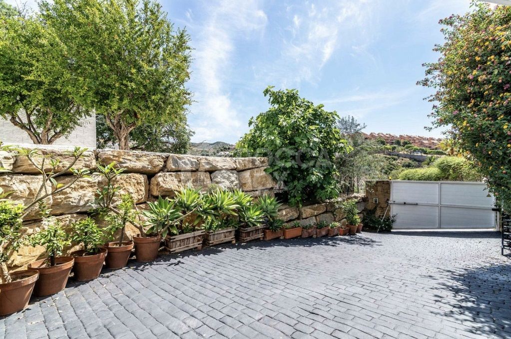 Luxury Villa in Elviria, Marbella – Elegance & Exclusivity by the Golf