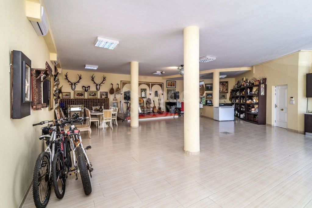 Luxury Villa in Elviria, Marbella – Elegance & Exclusivity by the Golf