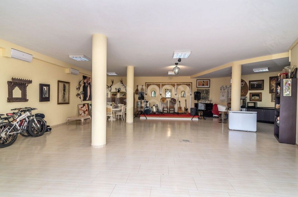 Luxury Villa in Elviria, Marbella – Elegance & Exclusivity by the Golf