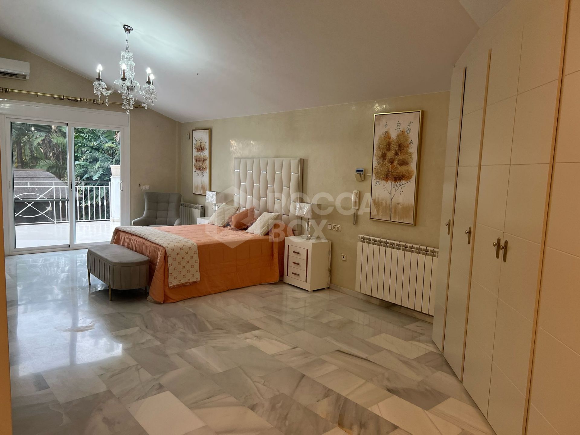 Luxury Villa in Elviria, Marbella – Elegance & Exclusivity by the Golf