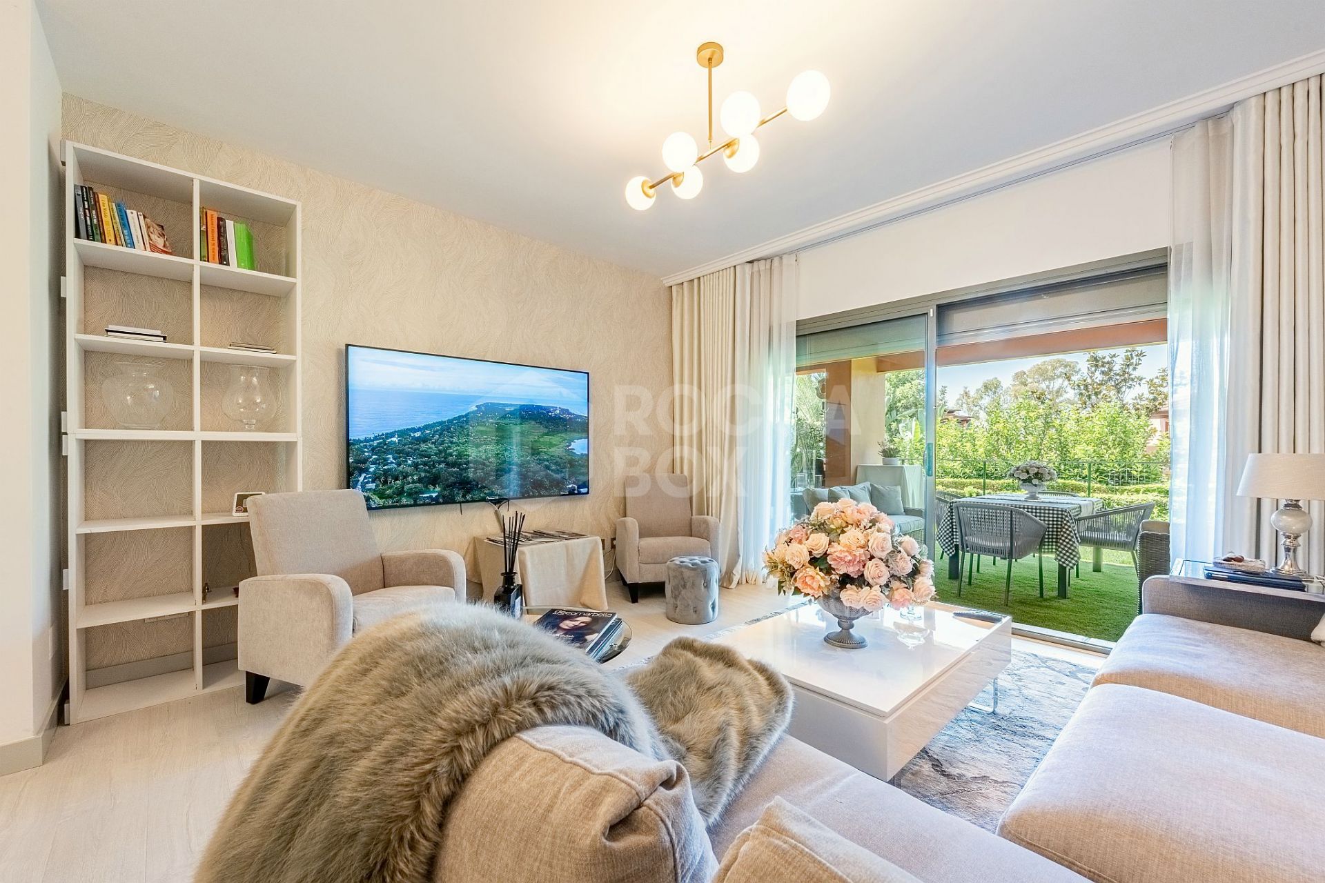 Elegant Ground Floor Apartment with Private Garden in Benatalaya