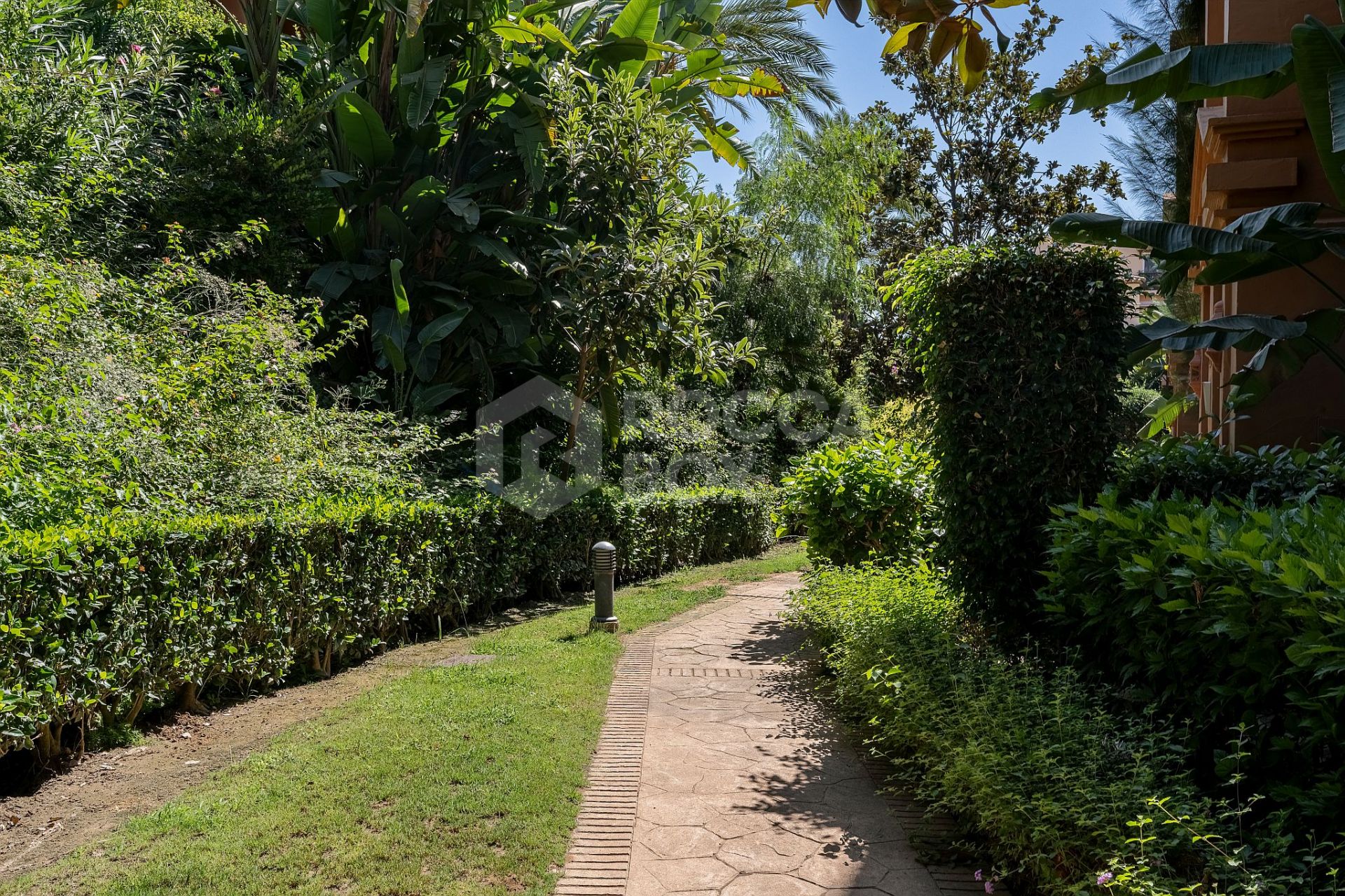 Elegant Ground Floor Apartment with Private Garden in Benatalaya