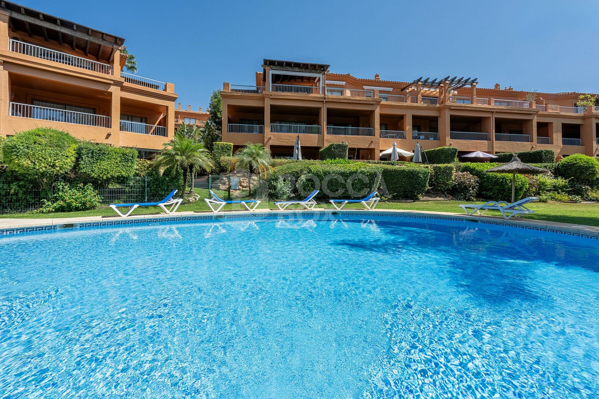 Elegant Ground Floor Apartment with Private Garden in Benatalaya