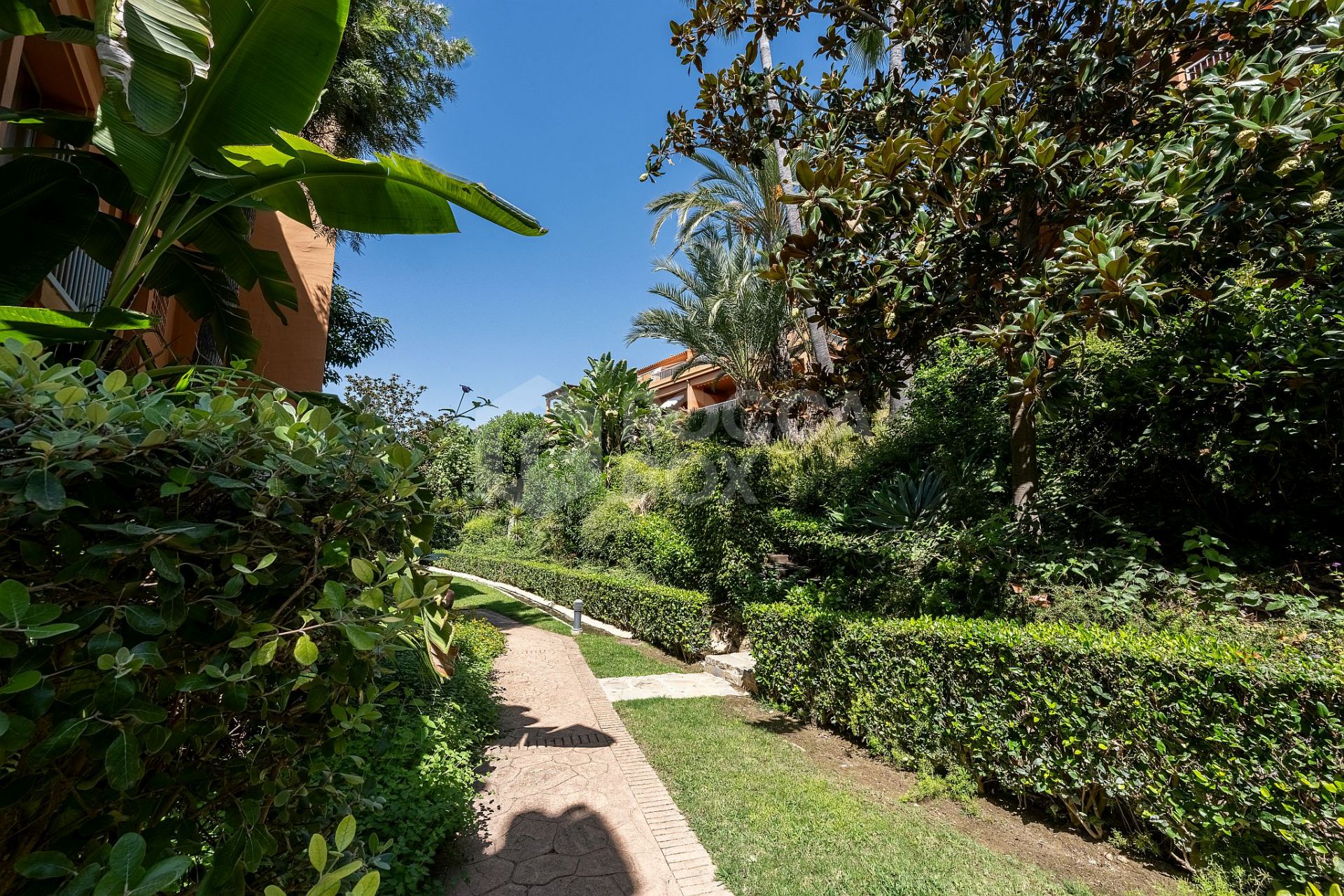 Elegant Ground Floor Apartment with Private Garden in Benatalaya