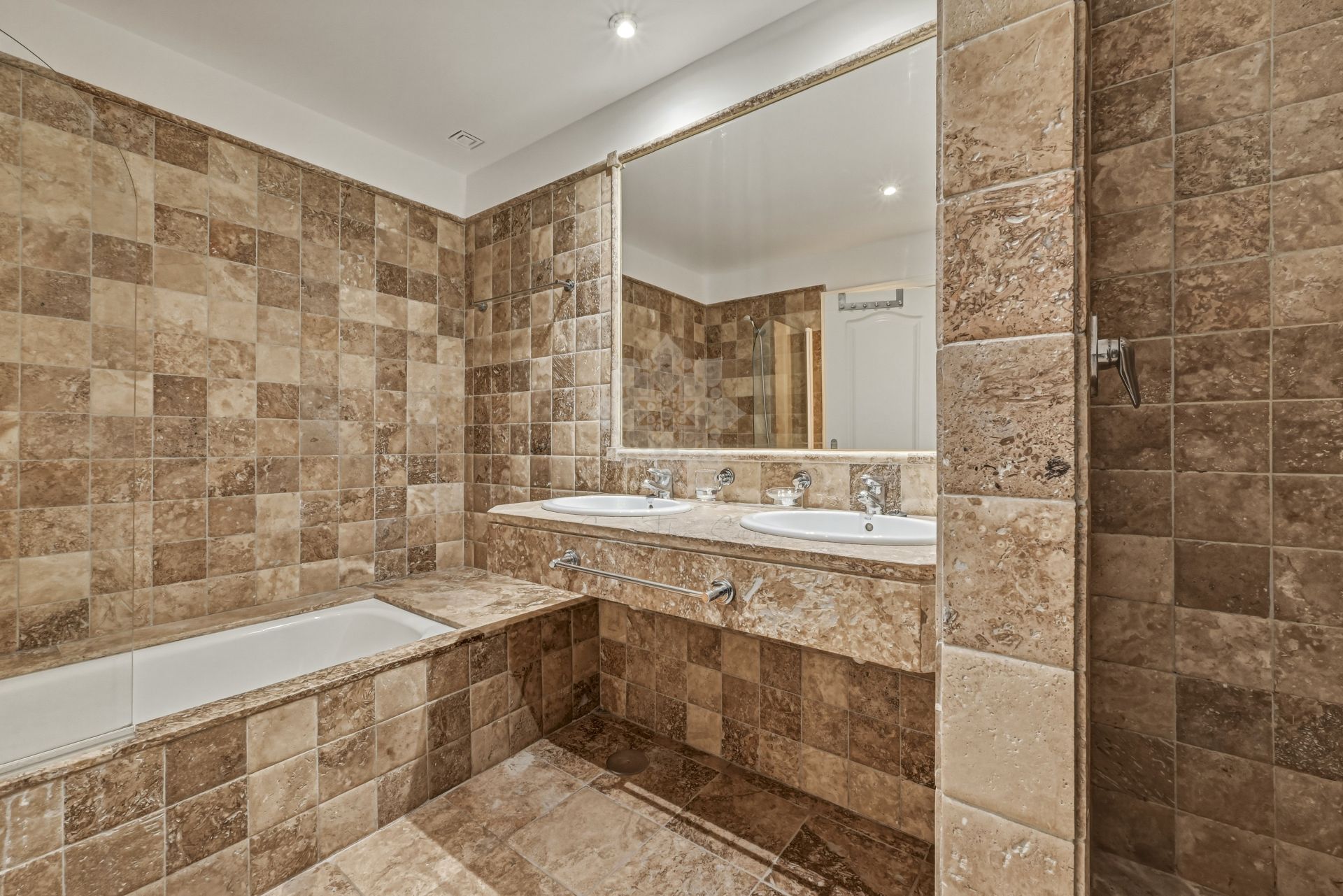 Ground Floor Apartment in Benatalaya, Estepona