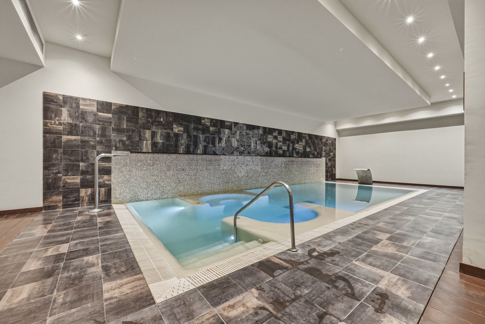 Apartament na parterze w Benatalaya, Estepona