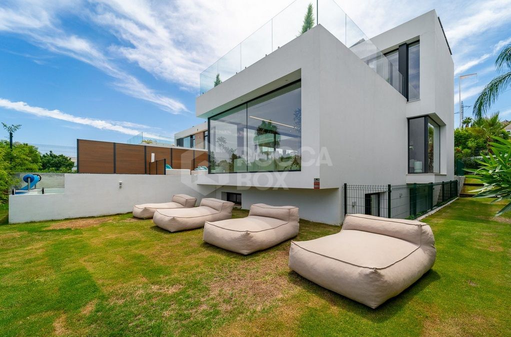 Frontline Golf Scandinavian-Inspired New Build Villa - Modern Design Meets Effortless Living