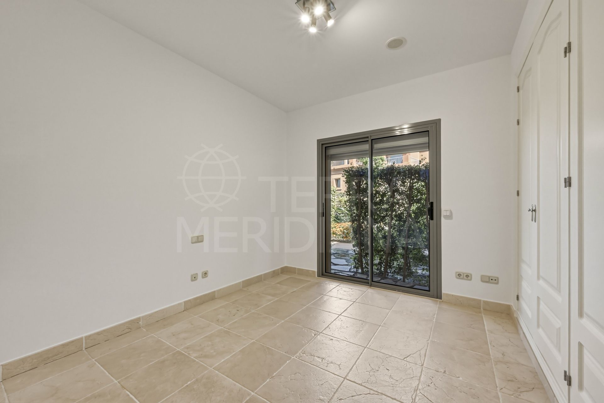 Ground Floor Apartment in Benatalaya, Estepona