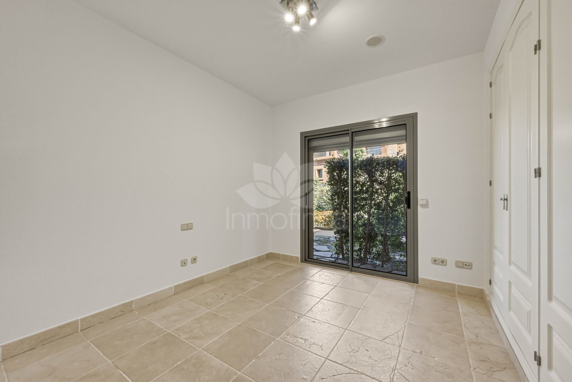 Ground Floor Apartment in Benatalaya, Estepona