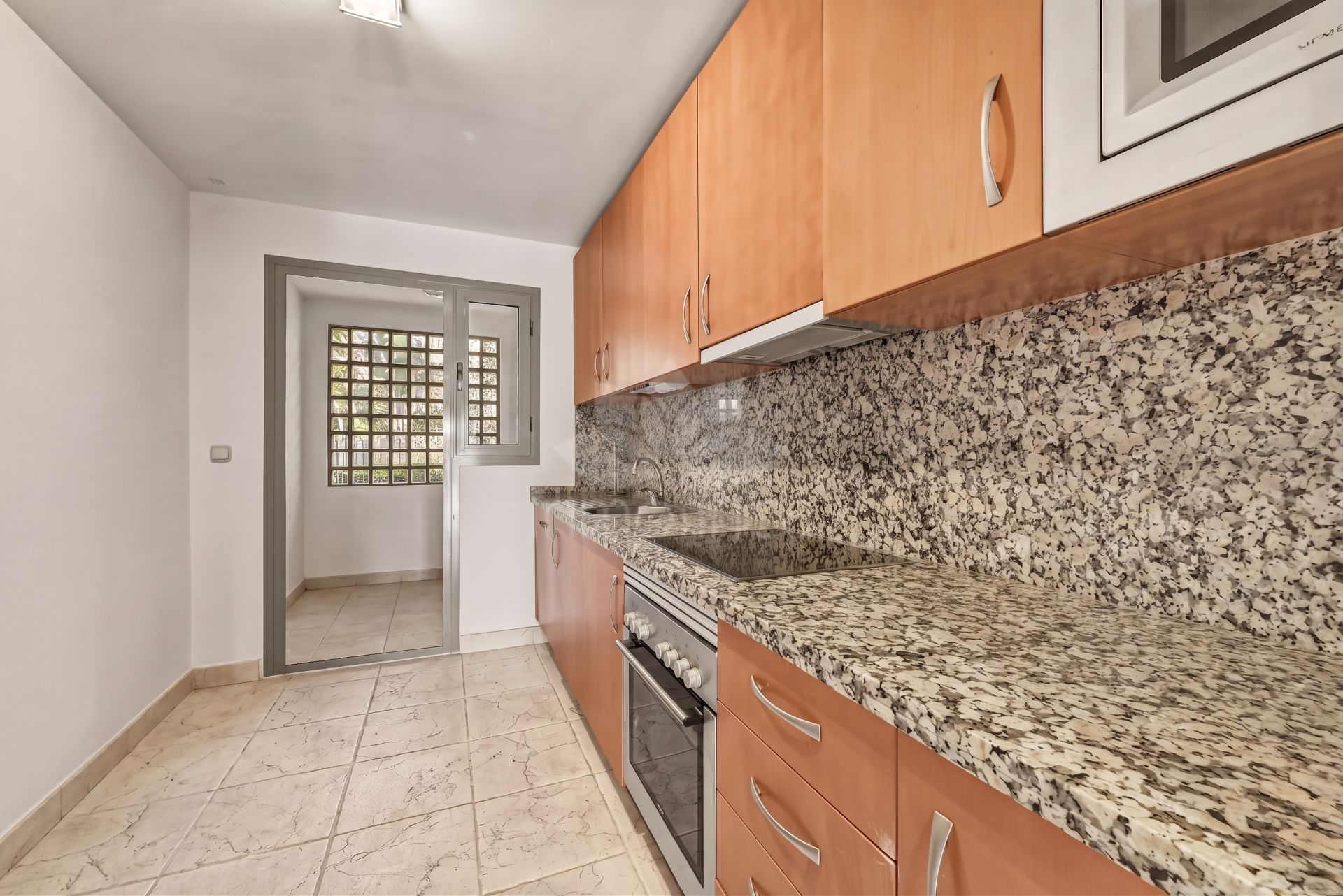 Ground Floor Apartment in Benatalaya, Estepona