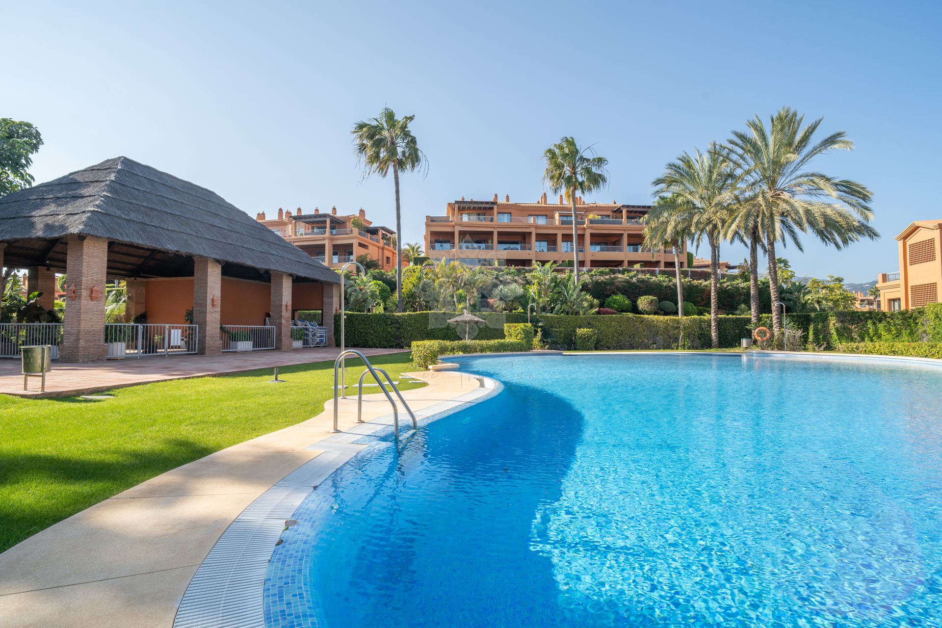 Ground Floor Apartment in Benatalaya, Estepona