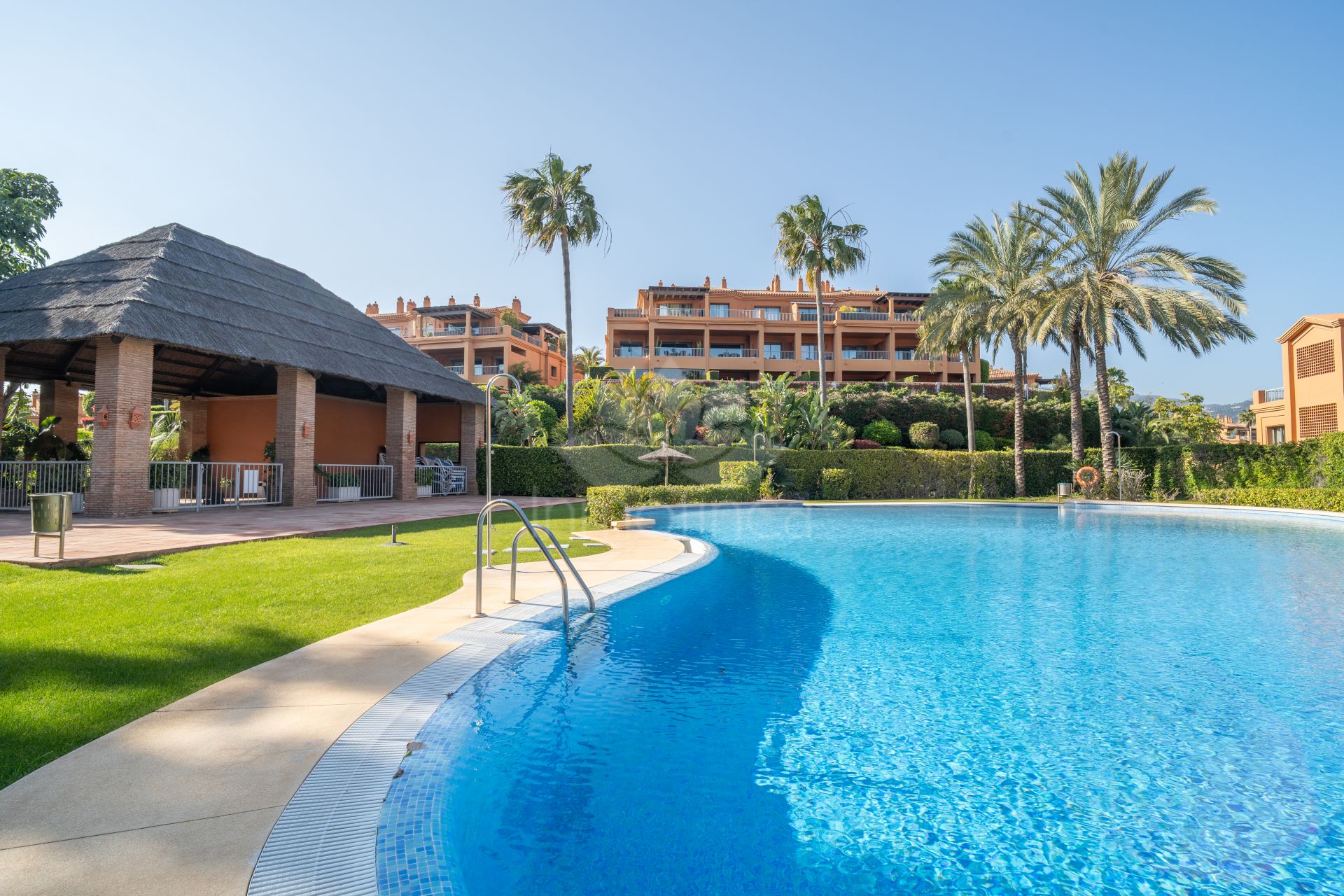 Apartamento Planta Baja en Benatalaya, Estepona