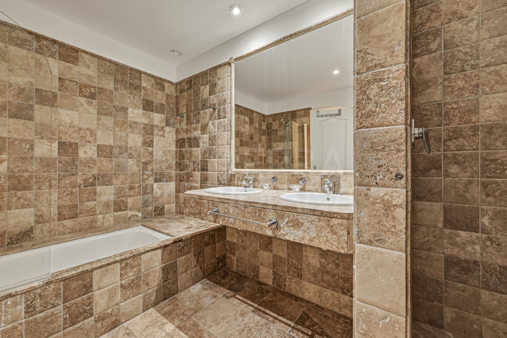 Ground Floor Apartment in Benatalaya, Estepona