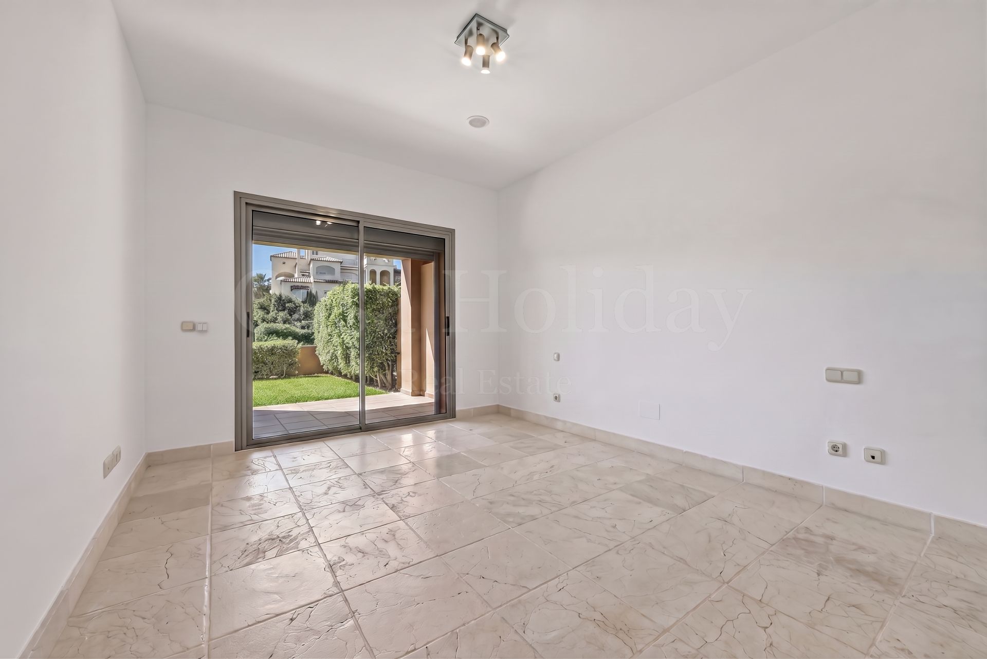 Ground Floor Apartment in Benatalaya, Estepona
