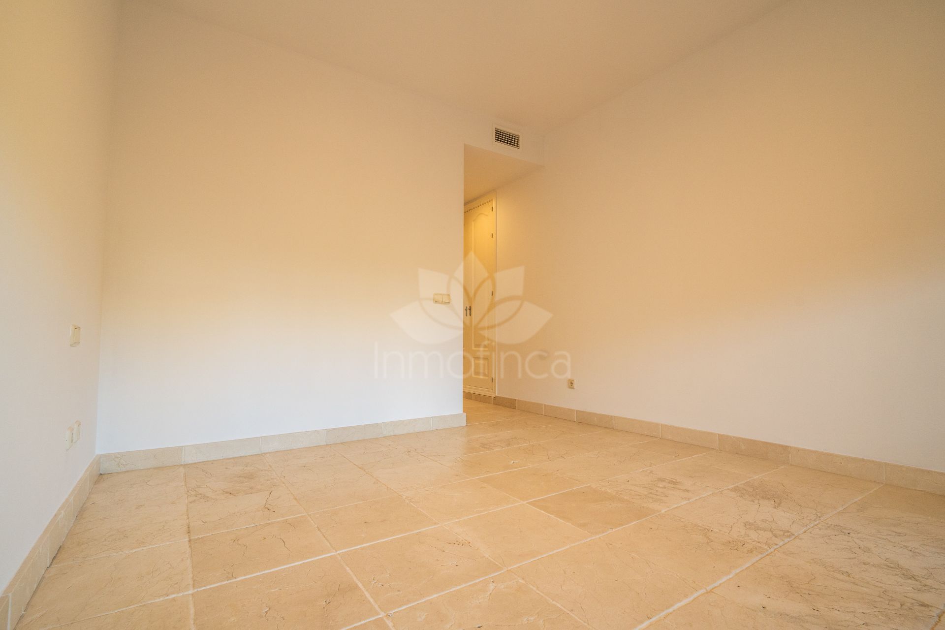 Apartamento Planta Baja en Benatalaya, Estepona