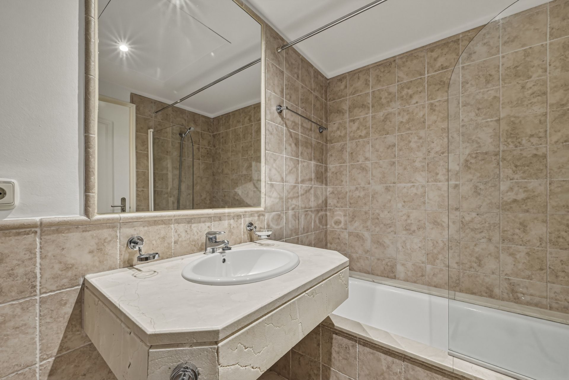 Ground Floor Apartment in Benatalaya, Estepona